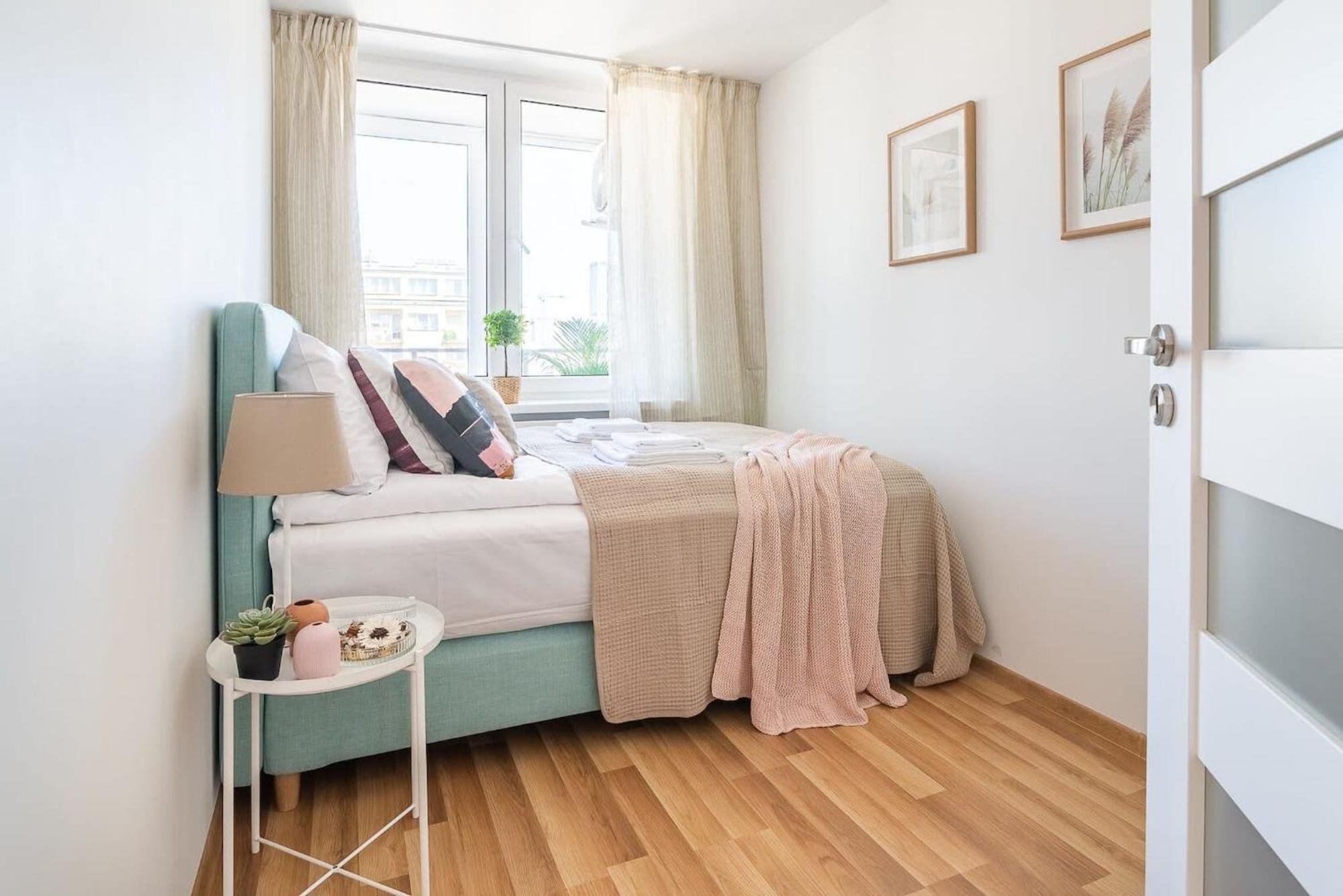 Navy Aesthetic With Balcony By Renters Apartament *
