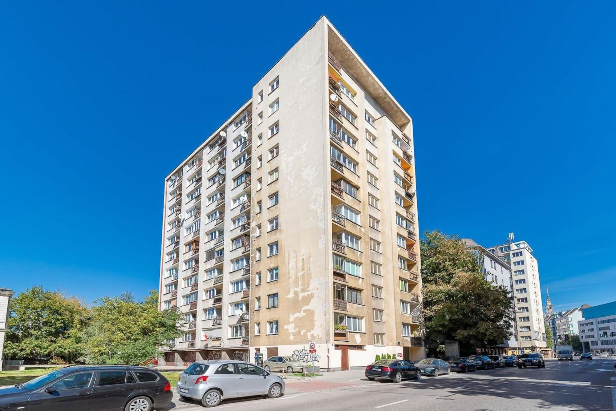 Navy Aesthetic With Balcony By Renters Apartment