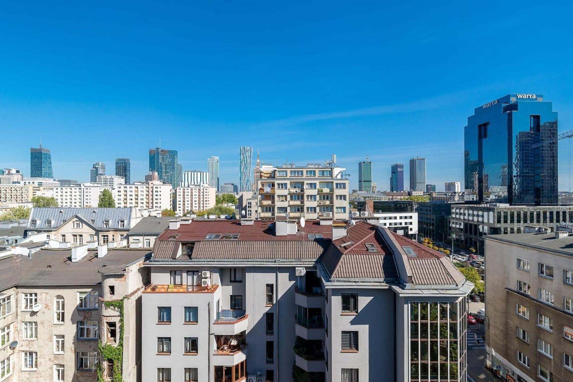 Navy Aesthetic With Balcony By Renters Apartment *