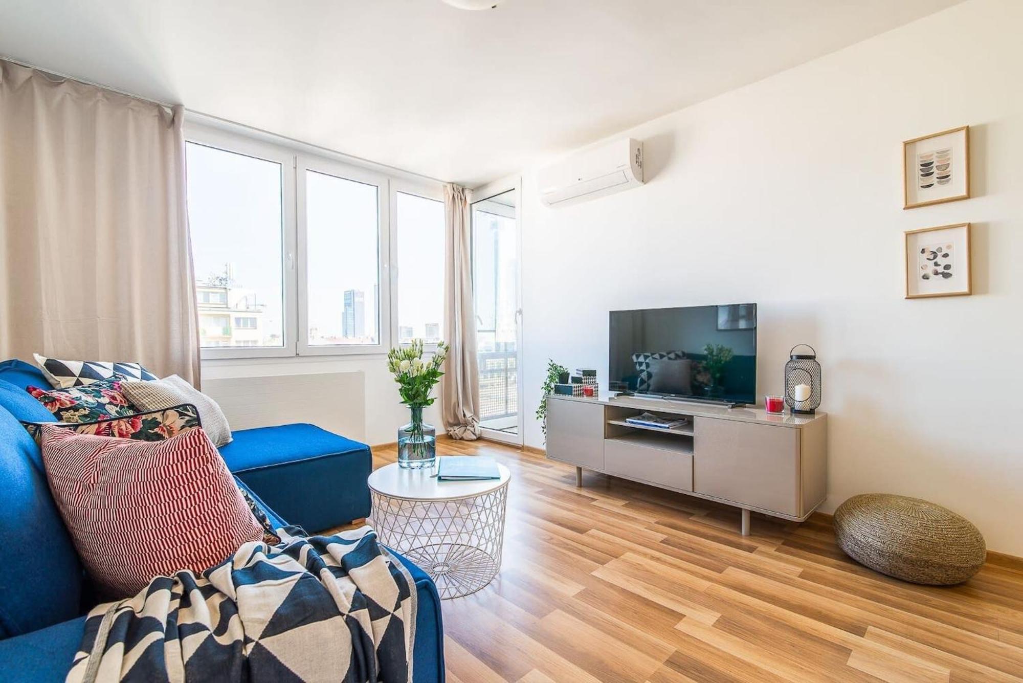 Navy Aesthetic With Balcony By Renters Apartment Warschau