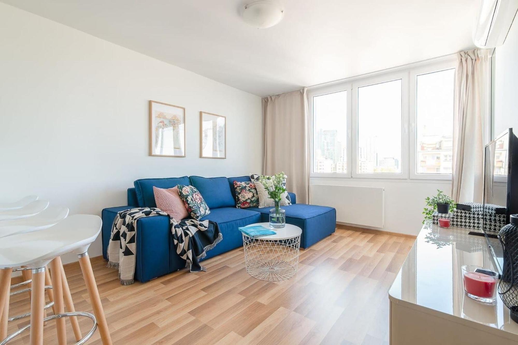 Navy Aesthetic With Balcony By Renters Apartment *