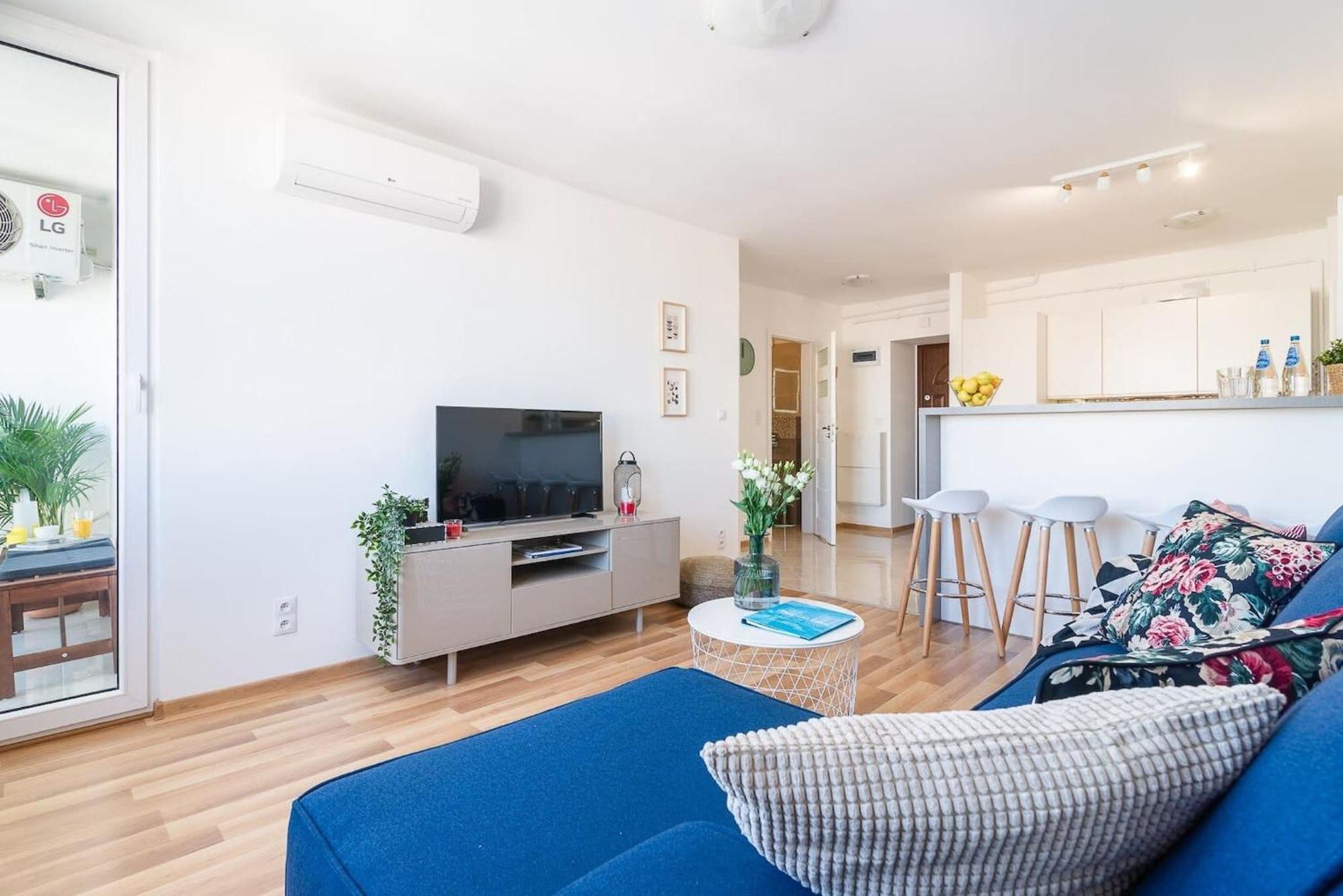 Apartment Navy Aesthetic With Balcony By Renters Warschau