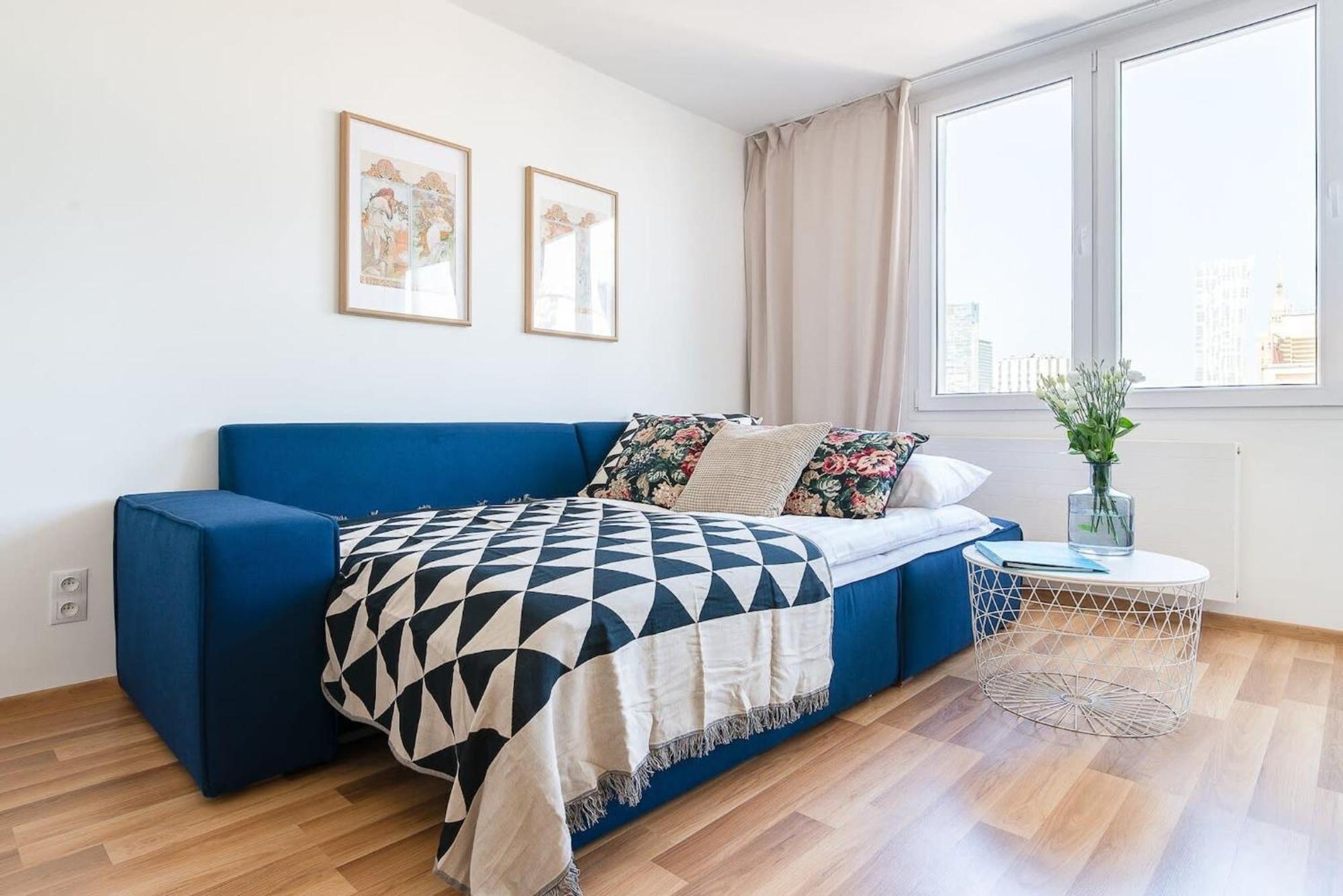 Navy Aesthetic With Balcony By Renters Apartment *