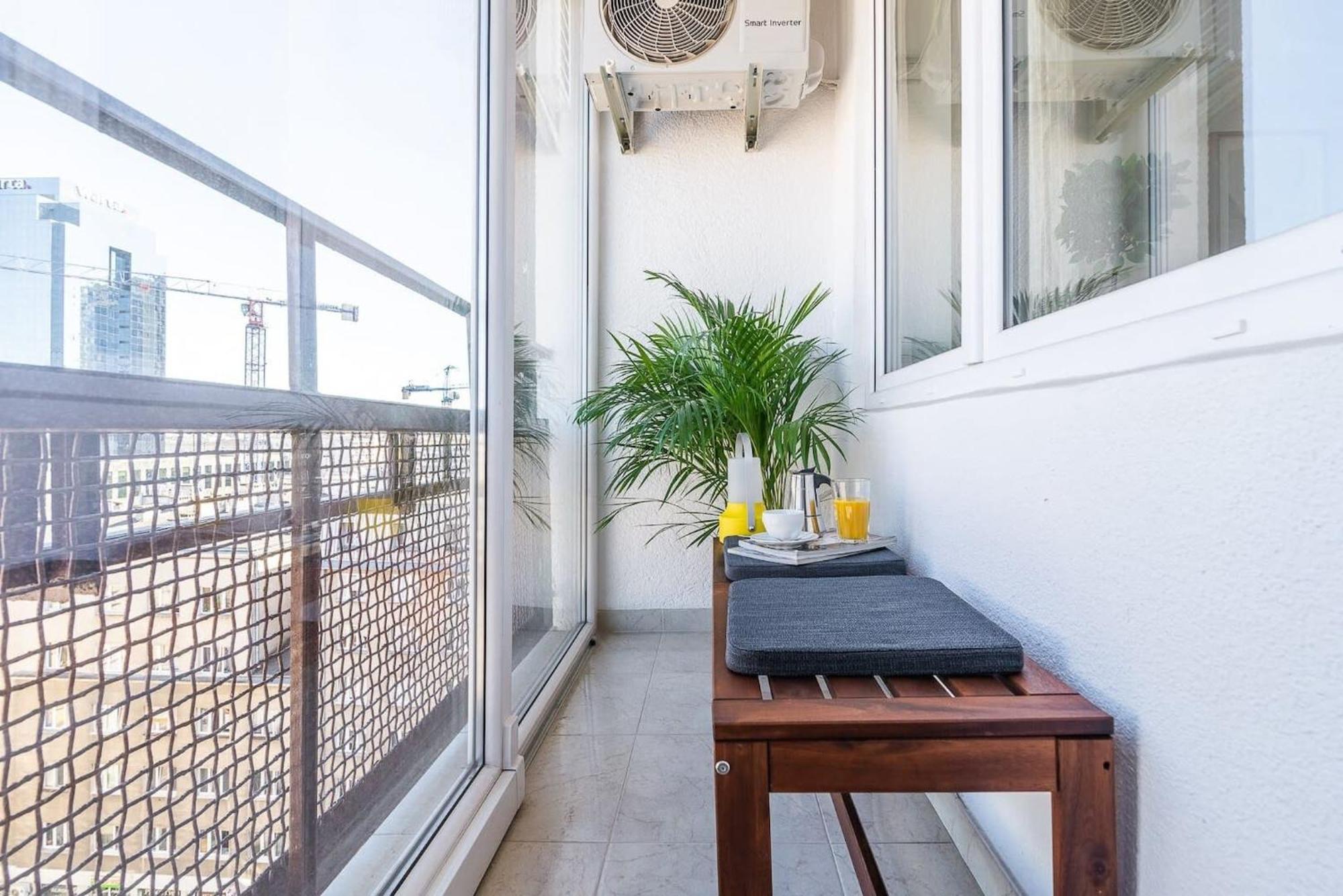 Navy Aesthetic With Balcony By Renters Apartment